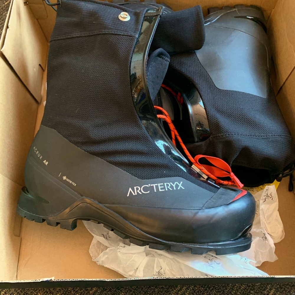 Arc’teryx mountaineering boots. Acrux AR size 9
